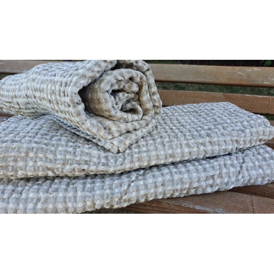 Half-linen bath towel with grey and white squares